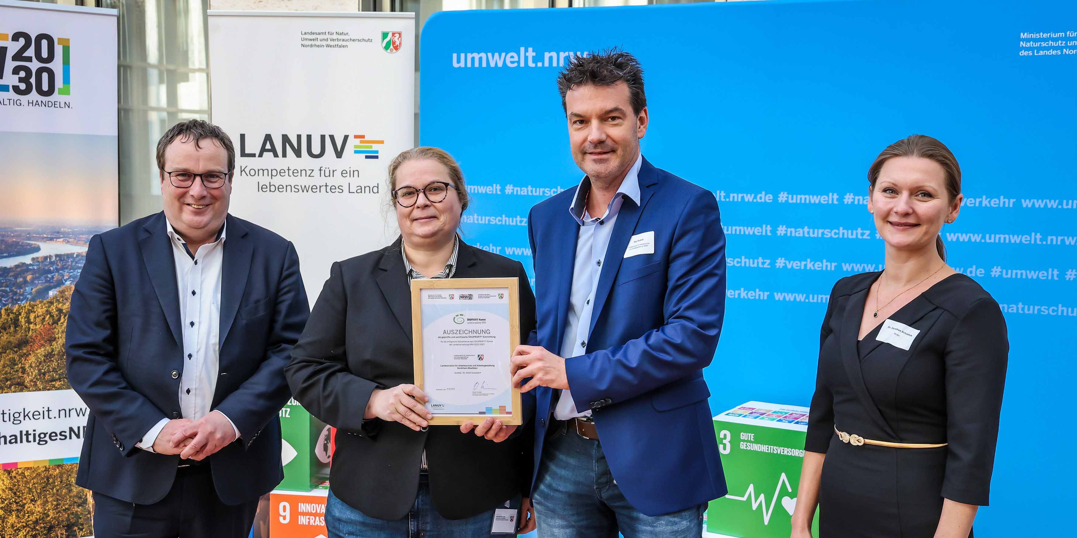 Das Foto zeigt den Umwelt-Minister Oliver Krischer, Frau Dr. Schostok und die LIA-Beschäftigten Kay Rudnik und Cornelia Appuhn bei der Übergabe des Ökoprofit-Zertifikats.
